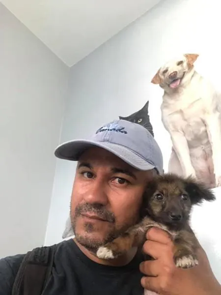 Tutor com seus pets na Clínica Veterinária Mello